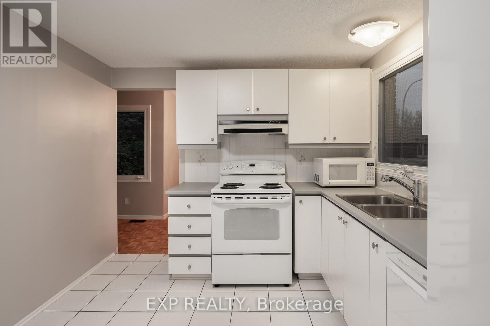 109 Woodfield Drive, Ottawa, Ontario  K2G 0A1 - Photo 9 - X12503002