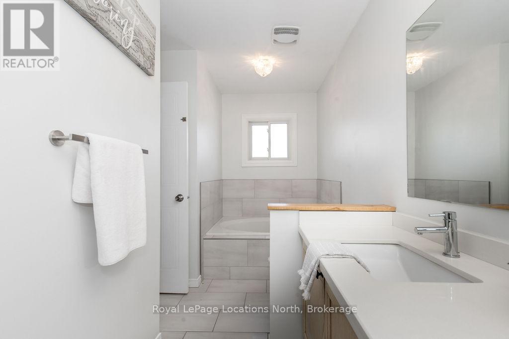 52 Royal Beech Drive, Wasaga Beach, Ontario  L0L 2P0 - Photo 20 - S12502926