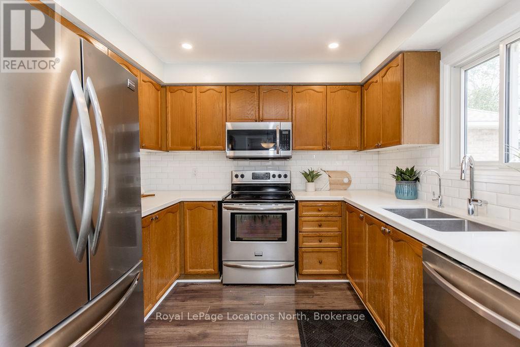 52 Royal Beech Drive, Wasaga Beach, Ontario  L0L 2P0 - Photo 8 - S12502926