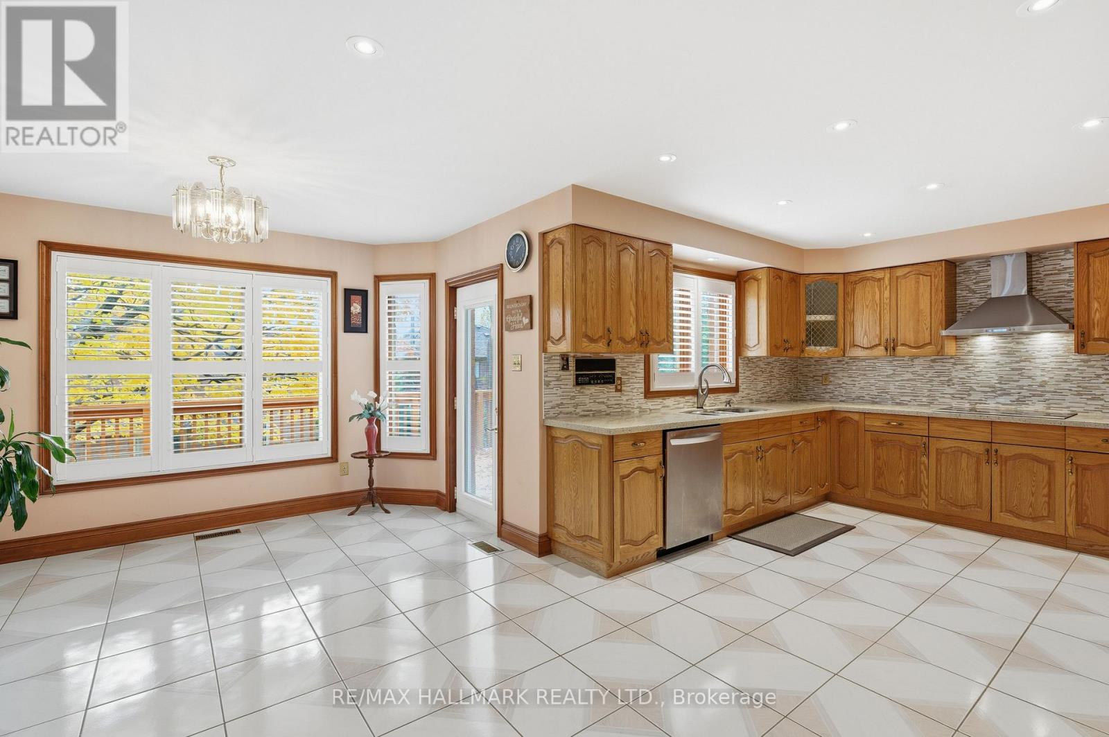 24 Whalen Court, Richmond Hill, Ontario  L4C 9T4 - Photo 14 - N12502736