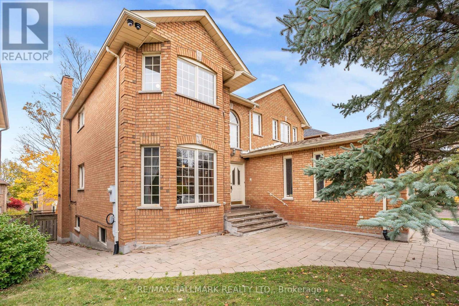 24 Whalen Court, Richmond Hill, Ontario  L4C 9T4 - Photo 2 - N12502736