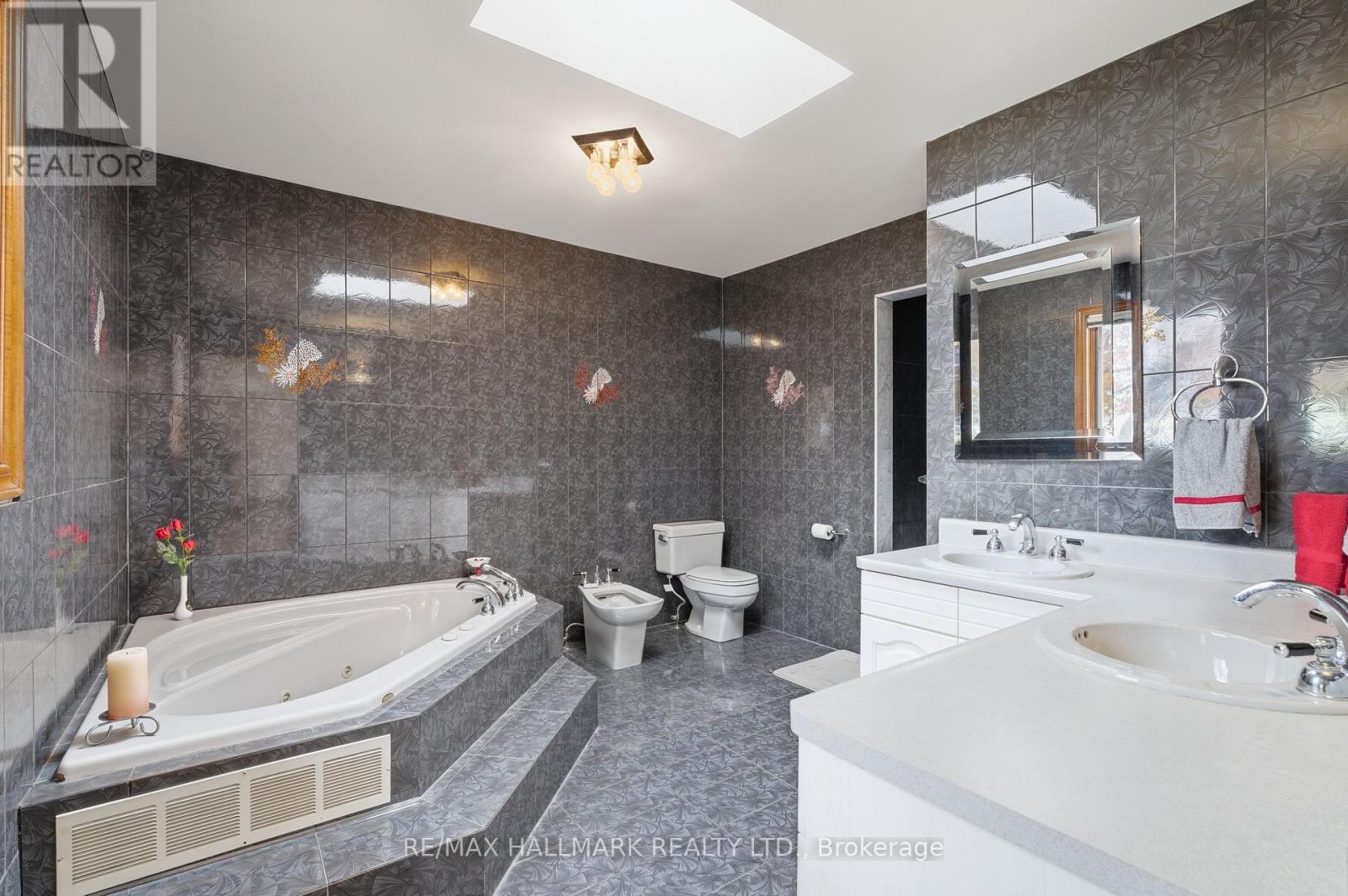 24 Whalen Court, Richmond Hill, Ontario  L4C 9T4 - Photo 23 - N12502736