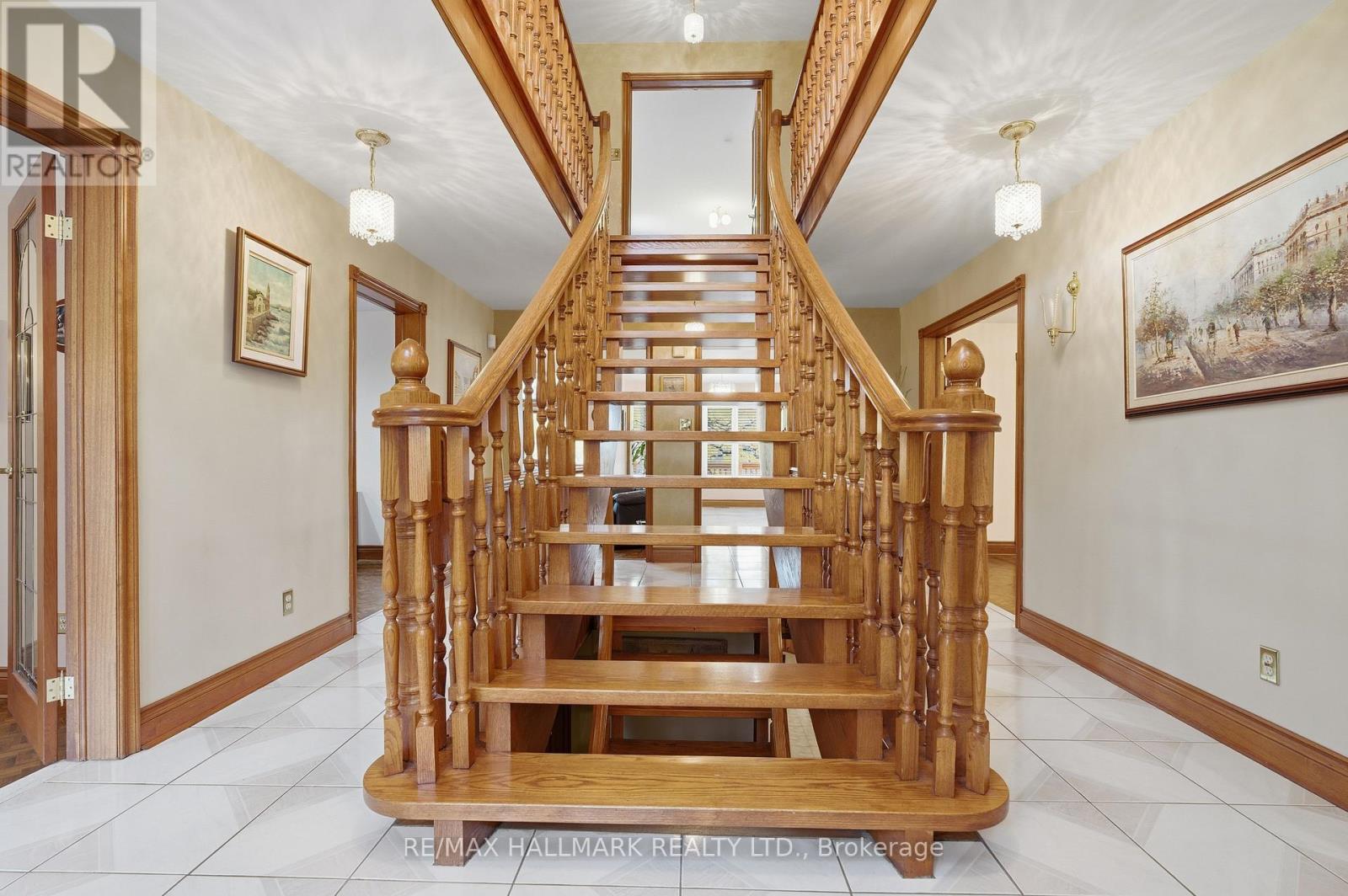 24 Whalen Court, Richmond Hill, Ontario  L4C 9T4 - Photo 4 - N12502736