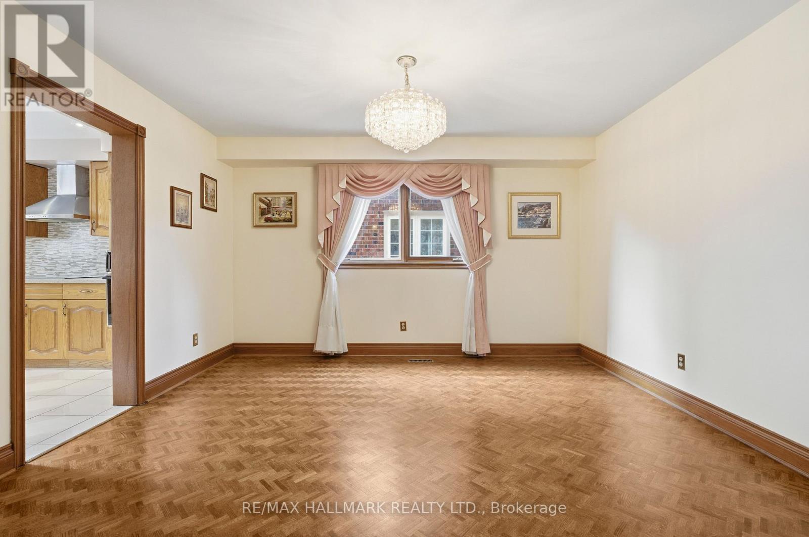 24 Whalen Court, Richmond Hill, Ontario  L4C 9T4 - Photo 6 - N12502736