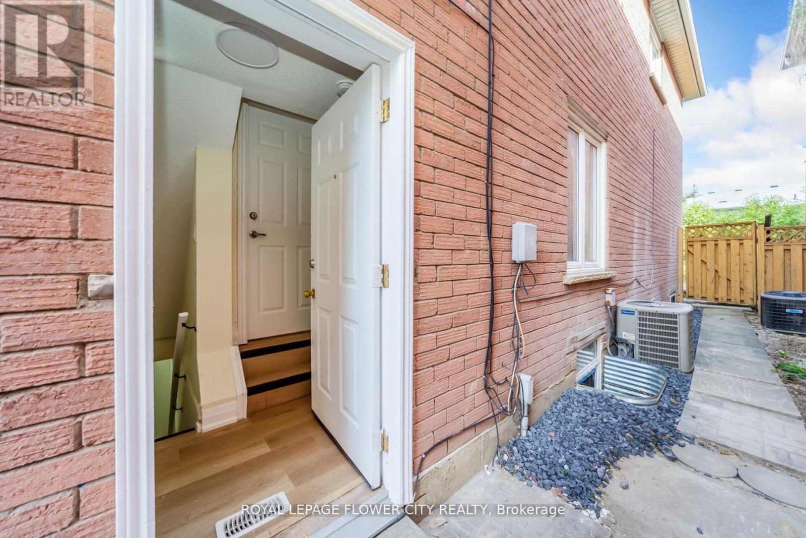 4 Natalie Court E, Brampton, Ontario  L6S 5T2 - Photo 30 - W12502646