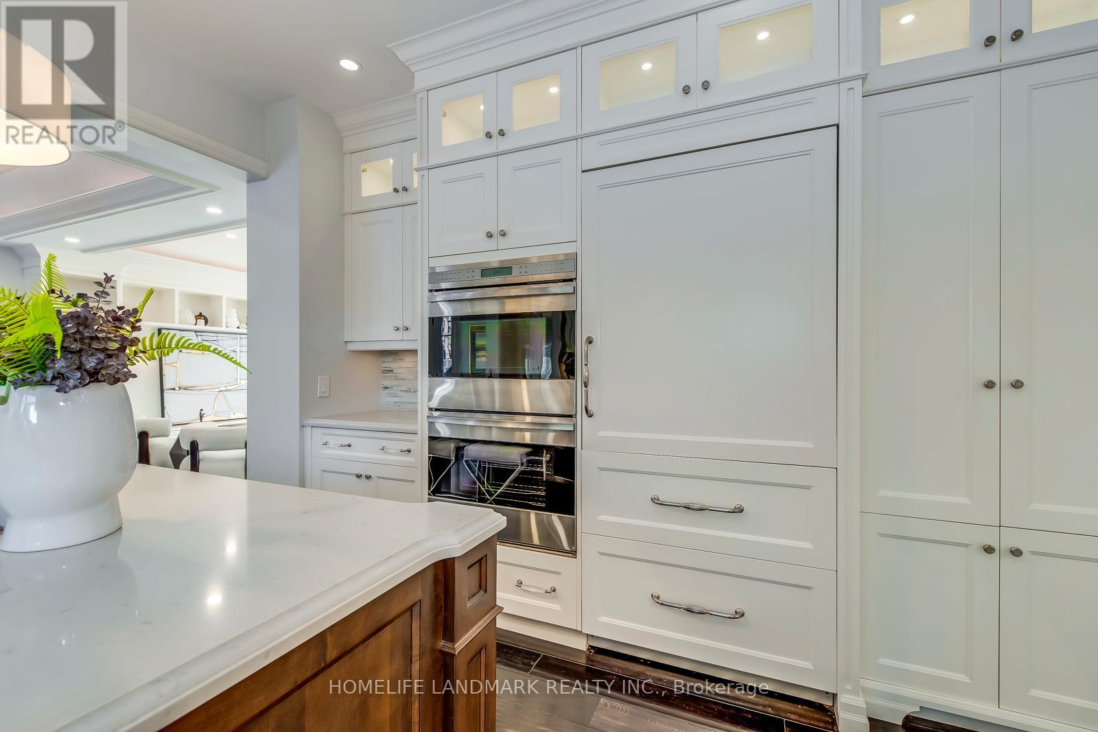 214 Waneta Drive, Oakville, Ontario  L6K 2T5 - Photo 14 - W12502712