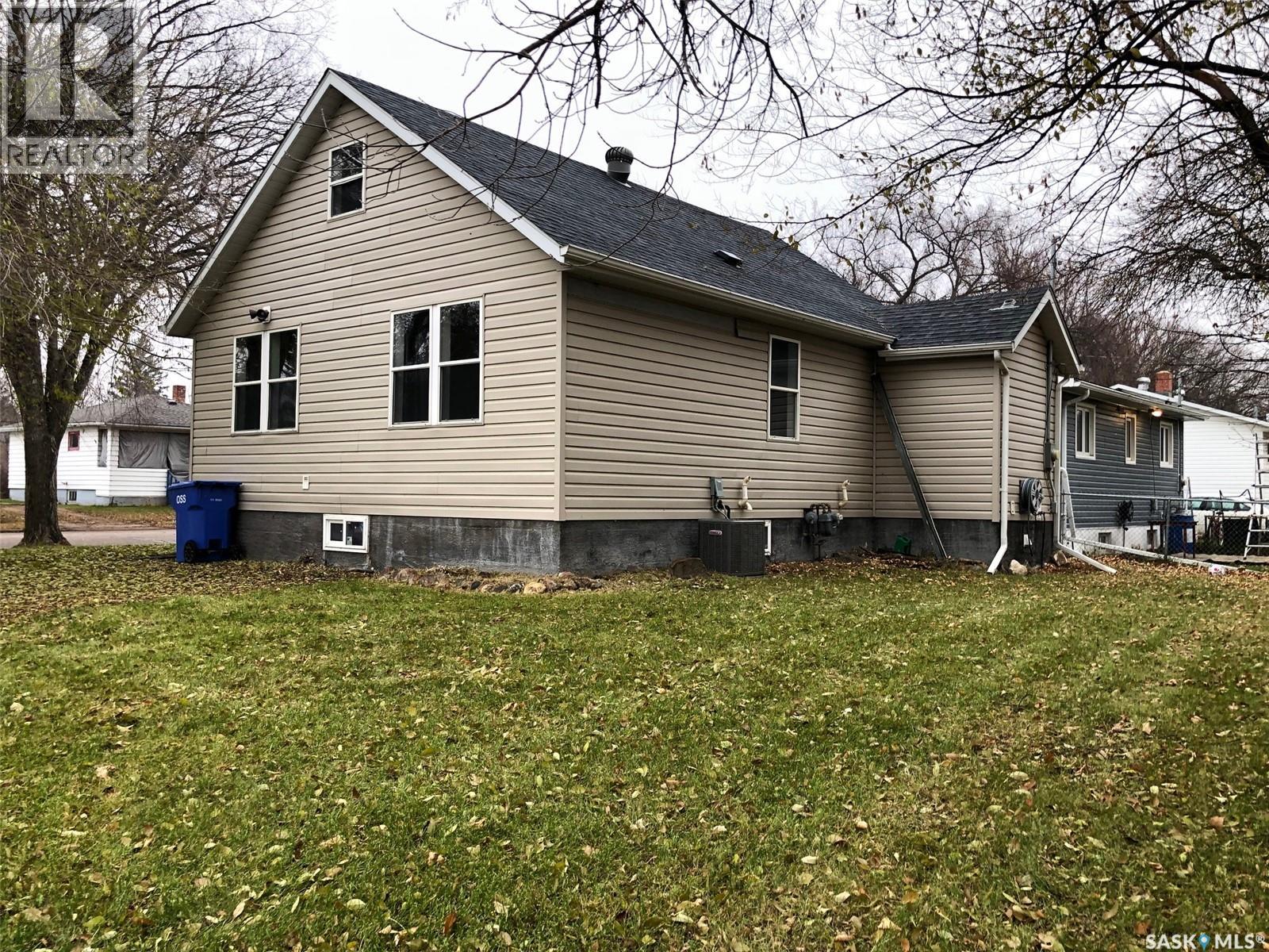 240 3rd Avenue W, Canora, Saskatchewan  S0A 0L0 - Photo 2 - SK022230