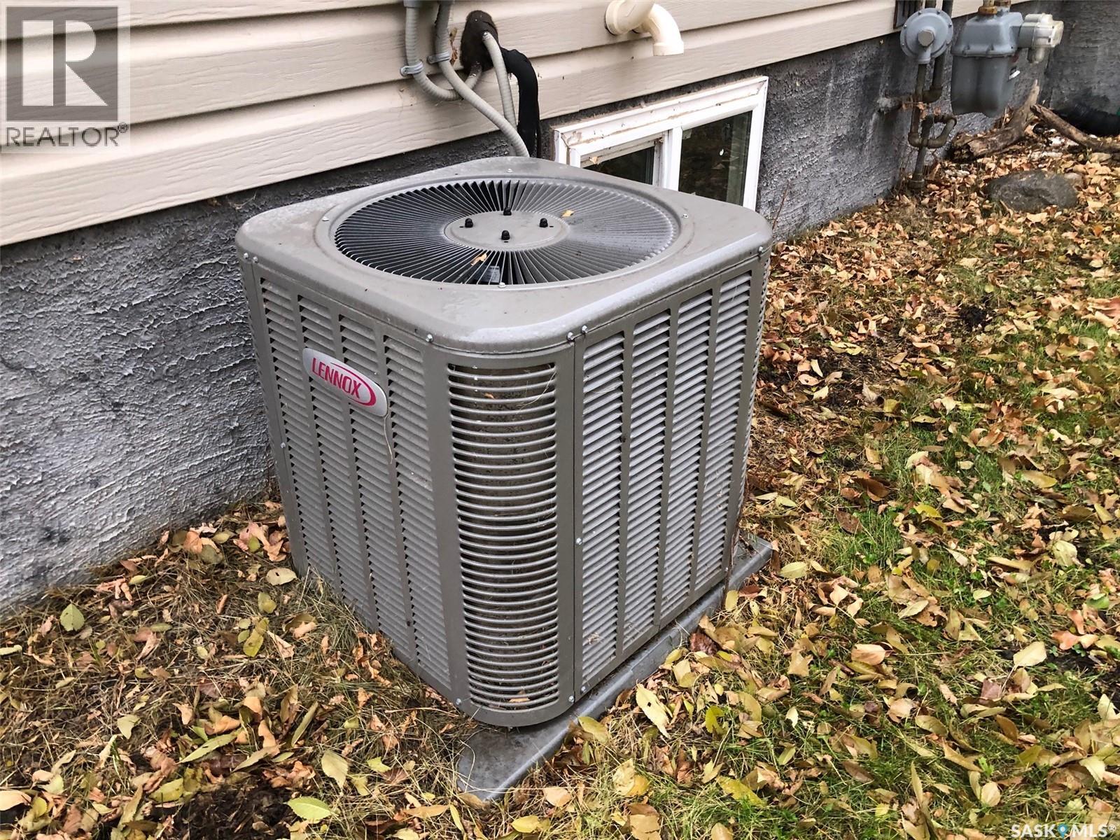 240 3rd Avenue W, Canora, Saskatchewan  S0A 0L0 - Photo 4 - SK022230