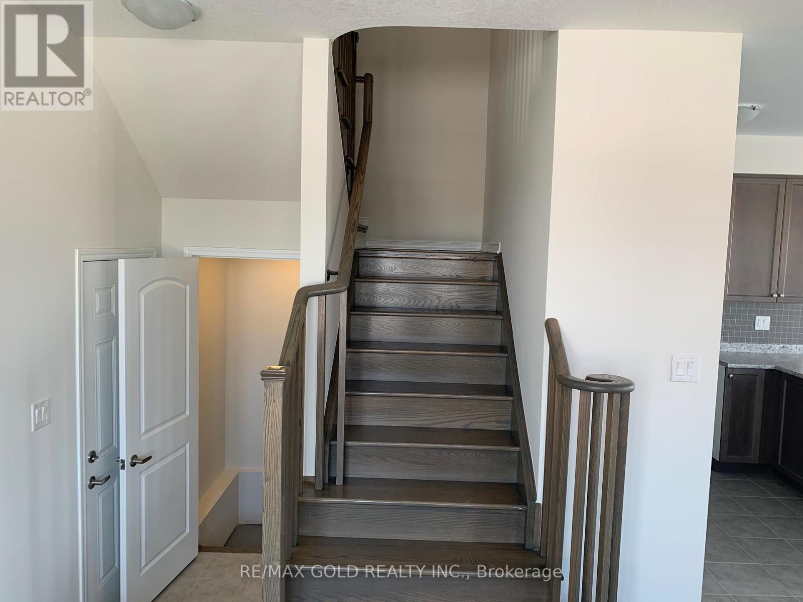 32 Oaktree Drive, Haldimand, Ontario  N3W 0E6 - Photo 3 - X12502692