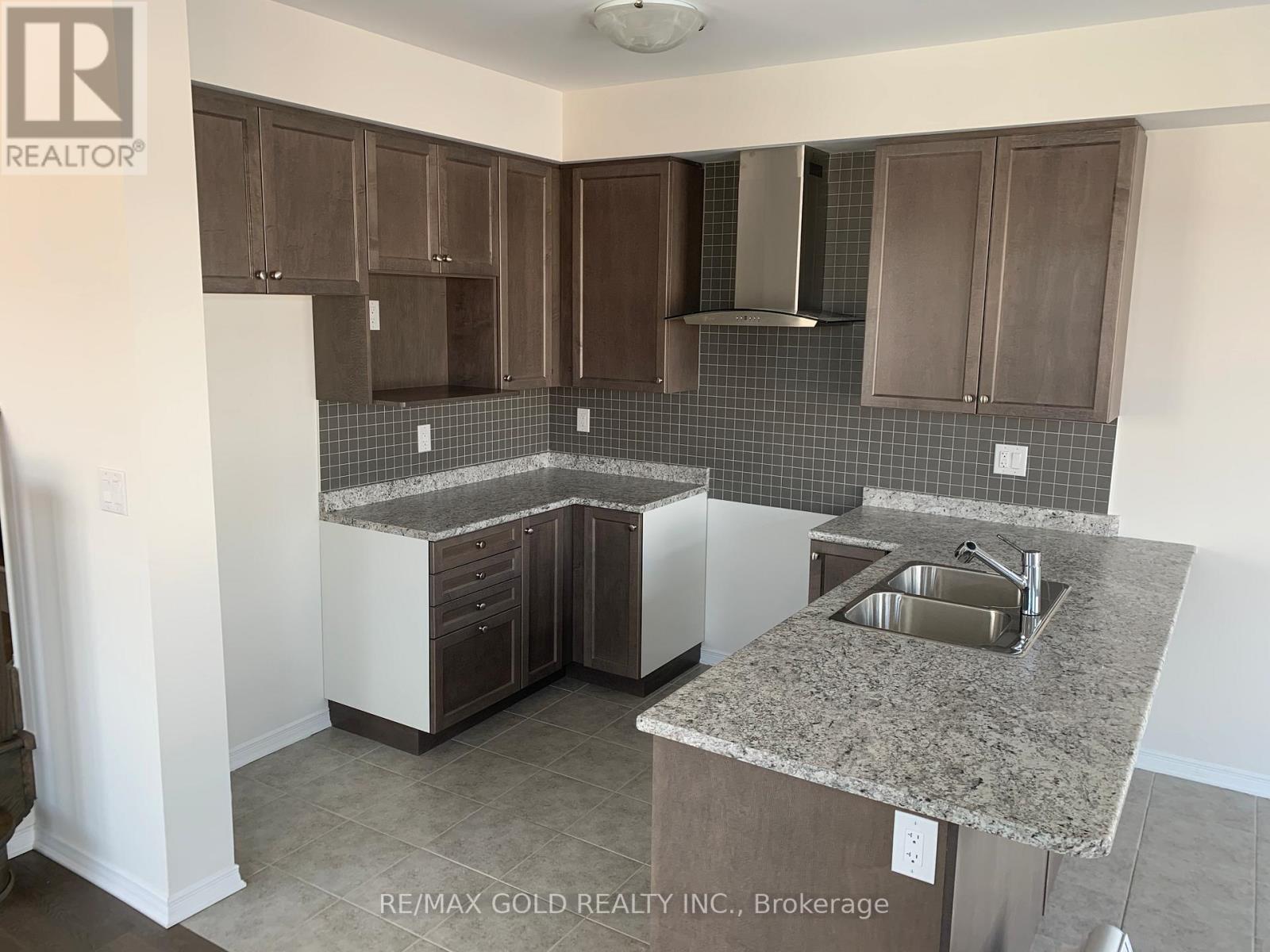 32 Oaktree Drive, Haldimand, Ontario  N3W 0E6 - Photo 5 - X12502692