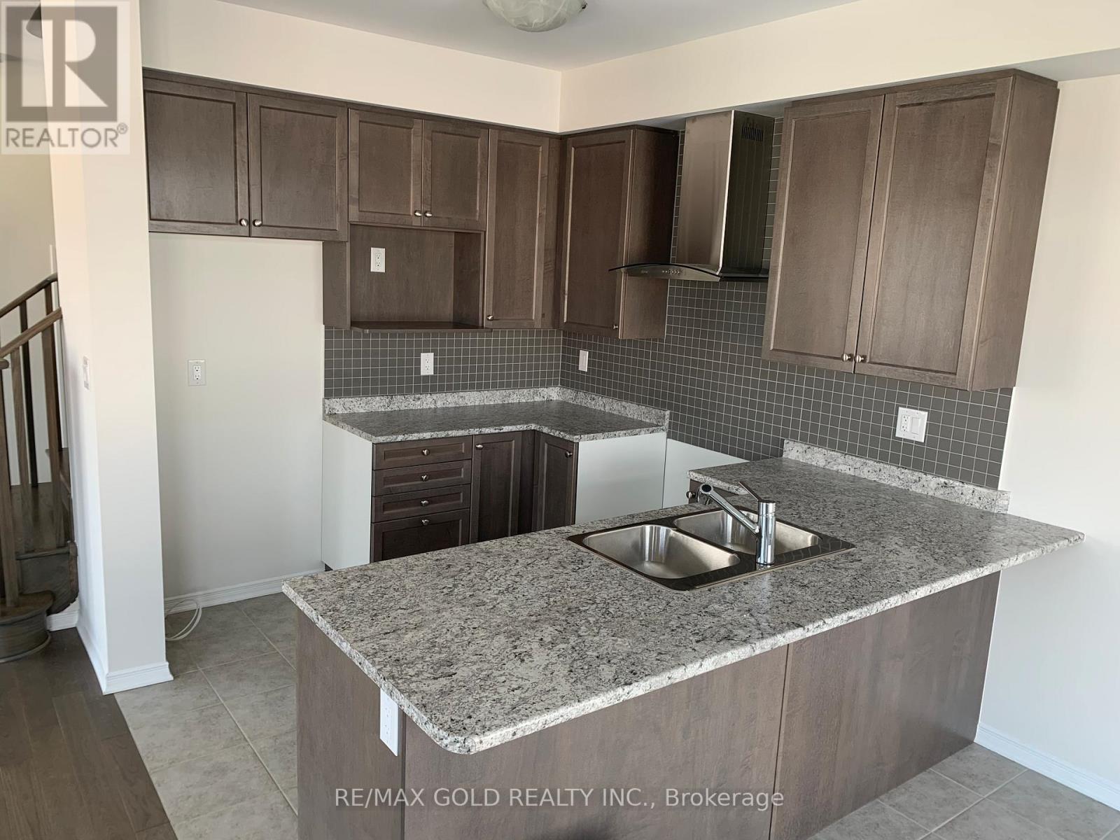 32 Oaktree Drive, Haldimand, Ontario  N3W 0E6 - Photo 6 - X12502692