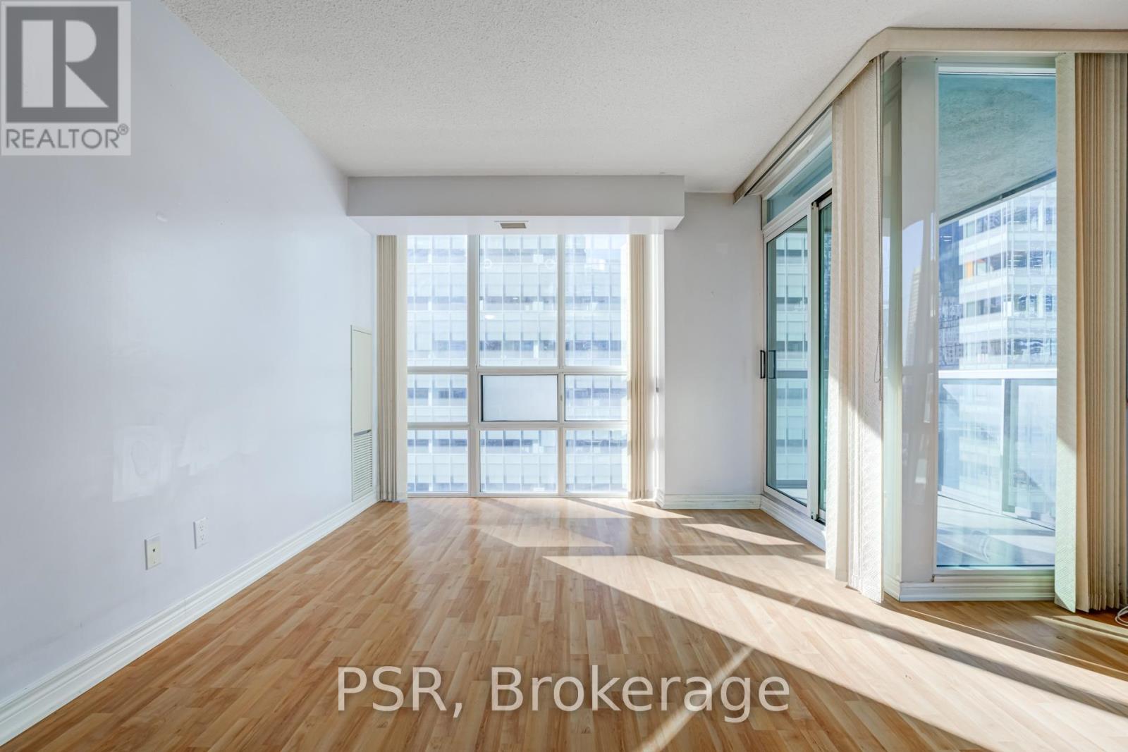 1106 - 30 Grand Trunk Crescent, Toronto, Ontario  M5J 3A4 - Photo 4 - C12502842