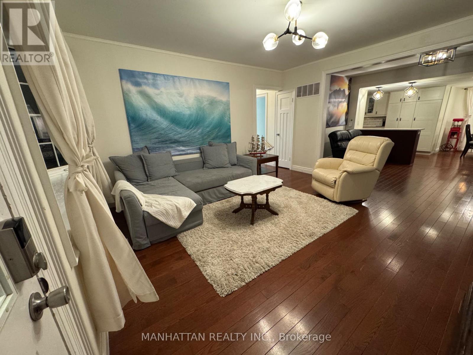 10 Victor Drive, Whitchurch-Stouffville, Ontario  L4A 7X3 - Photo 3 - N12502852