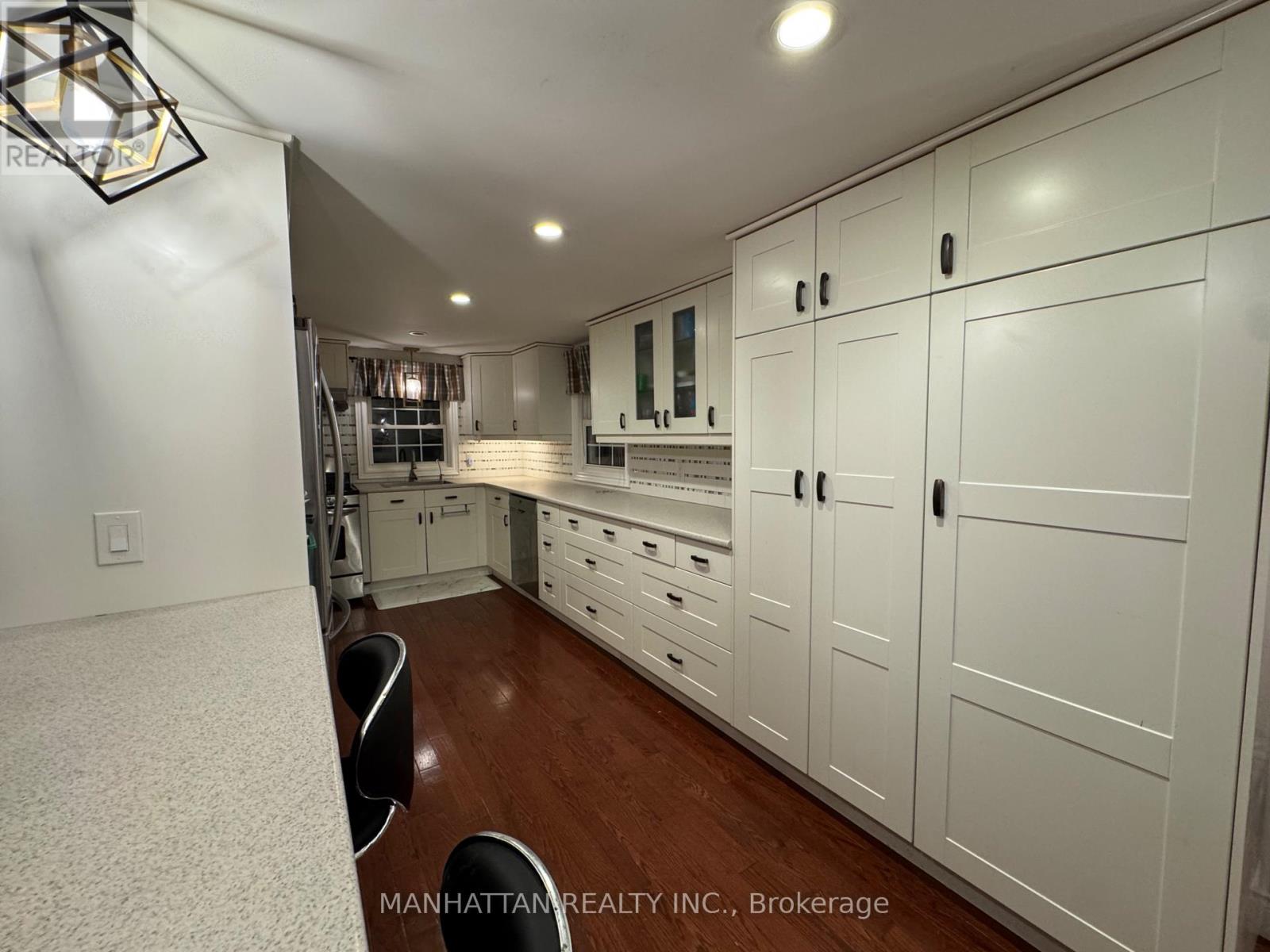 10 Victor Drive, Whitchurch-Stouffville, Ontario  L4A 7X3 - Photo 7 - N12502852