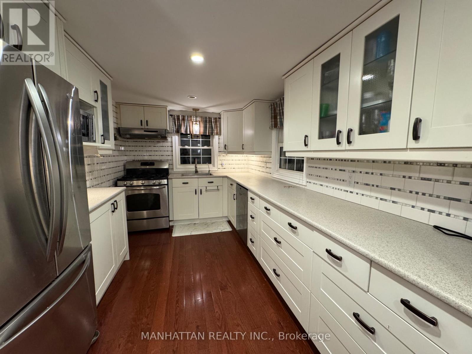 10 Victor Drive, Whitchurch-Stouffville, Ontario  L4A 7X3 - Photo 8 - N12502852