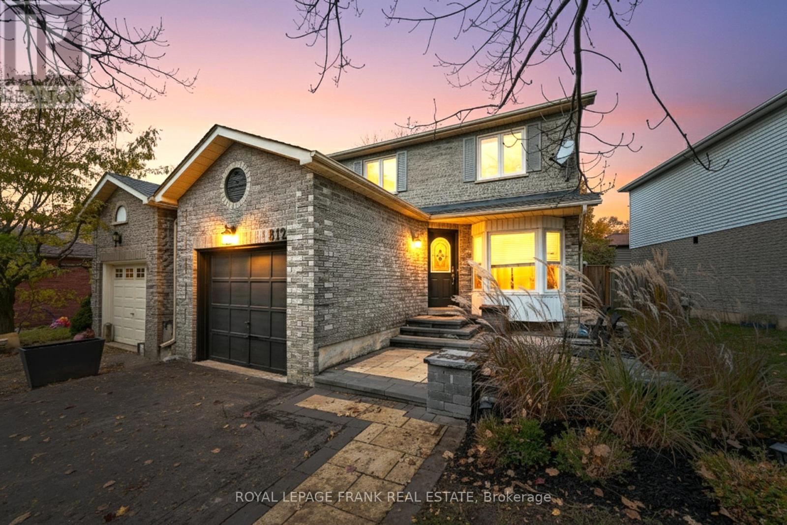 812 ATTERSLEY DRIVE, Oshawa, Ontario