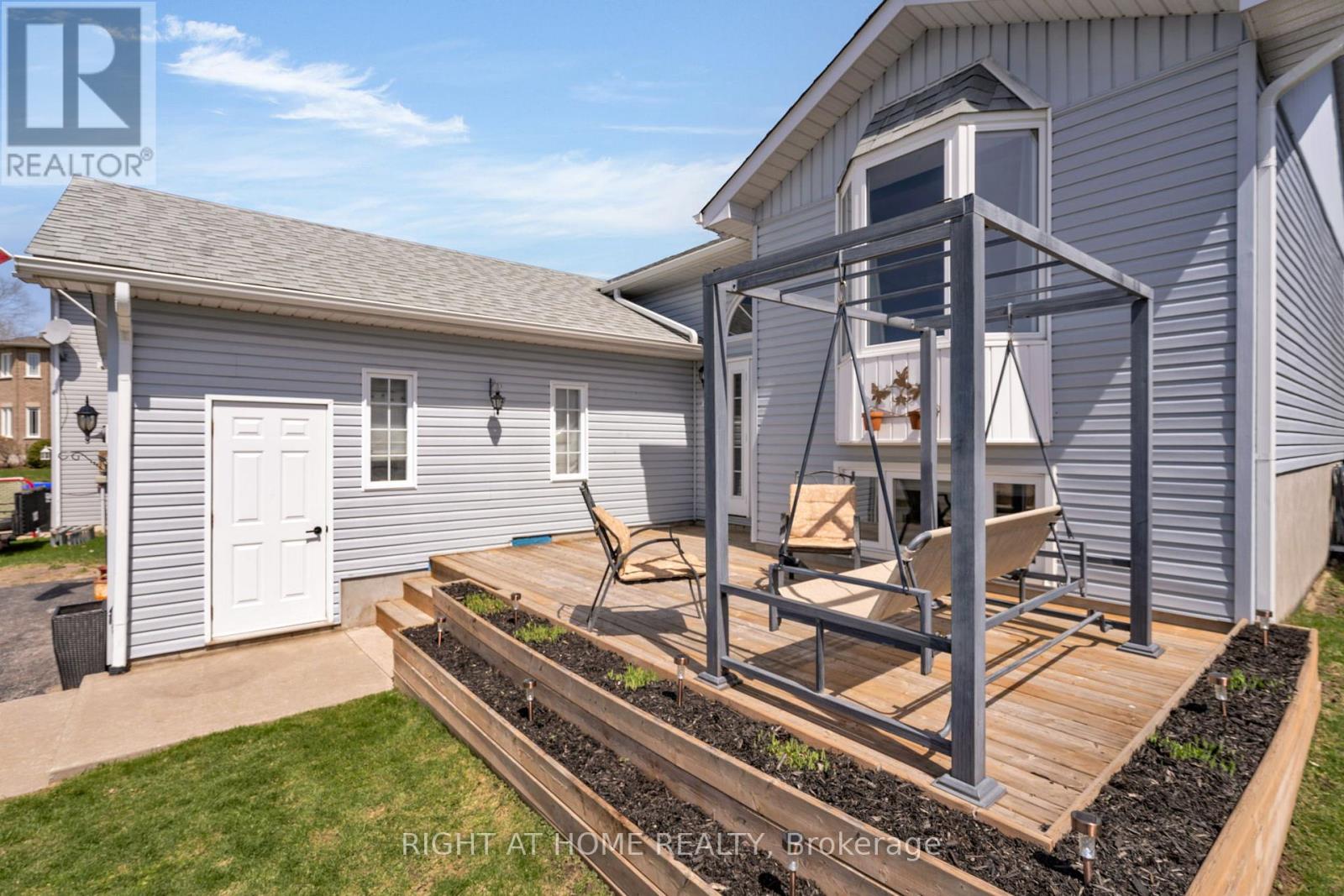 42 Byrnes Crescent, Penetanguishene, Ontario  L9M 1V9 - Photo 2 - S12502866