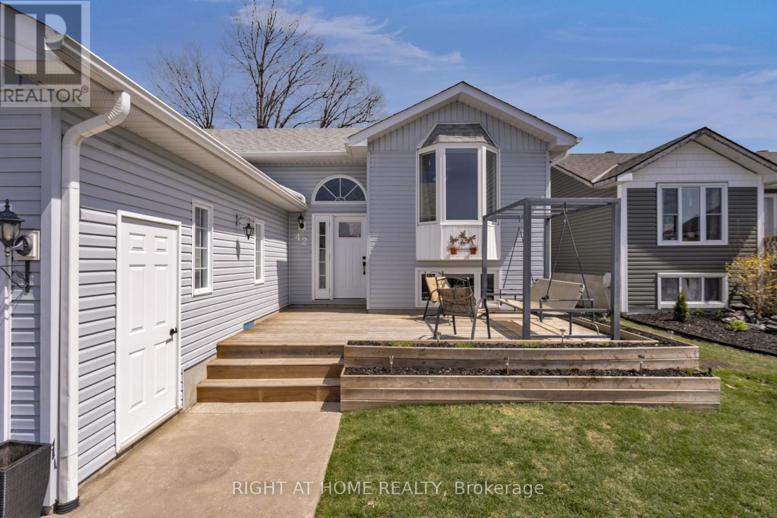 42 Byrnes Crescent, Penetanguishene, Ontario  L9M 1V9 - Photo 3 - S12502866