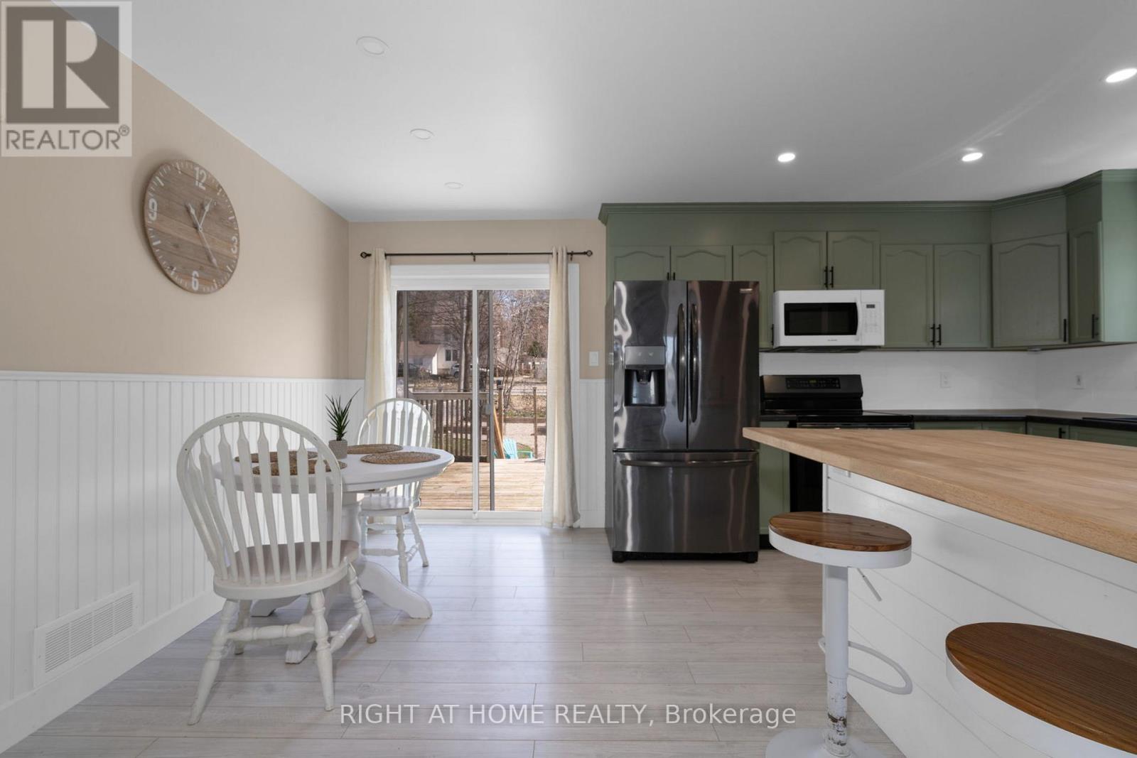 42 Byrnes Crescent, Penetanguishene, Ontario  L9M 1V9 - Photo 7 - S12502866