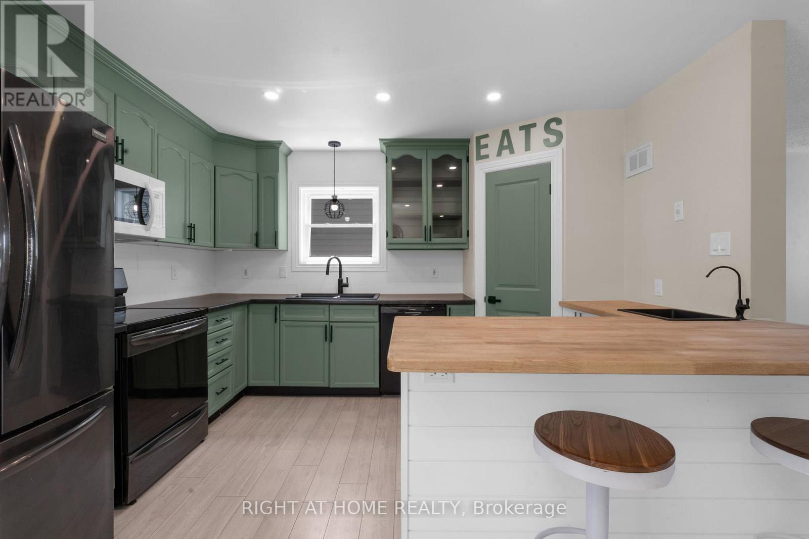 42 Byrnes Crescent, Penetanguishene, Ontario  L9M 1V9 - Photo 9 - S12502866