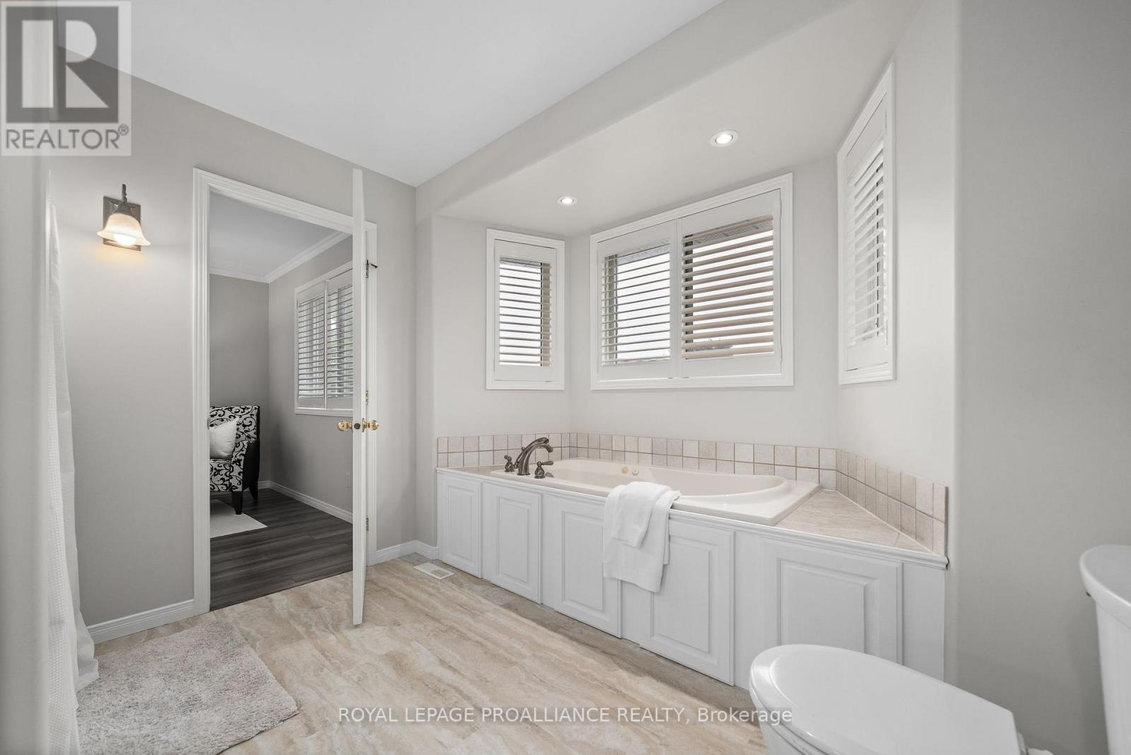 8 Linden Lane, Belleville, Ontario  K8N 5W9 - Photo 33 - X12503154