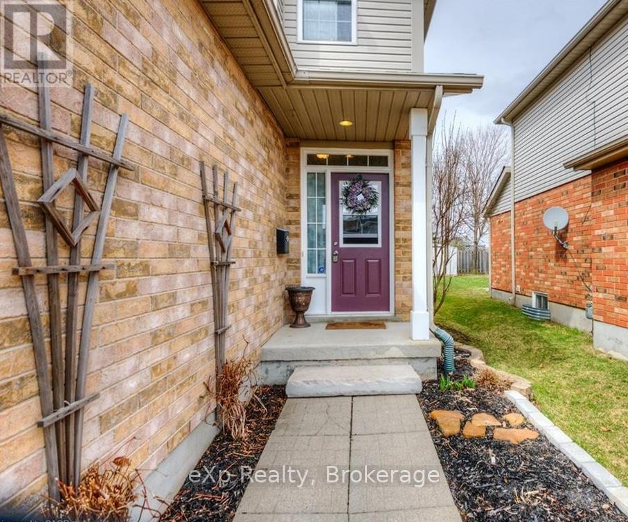 543 Chesapeake Crescent, Waterloo, Ontario  N2K 4G2 - Photo 2 - X12503220