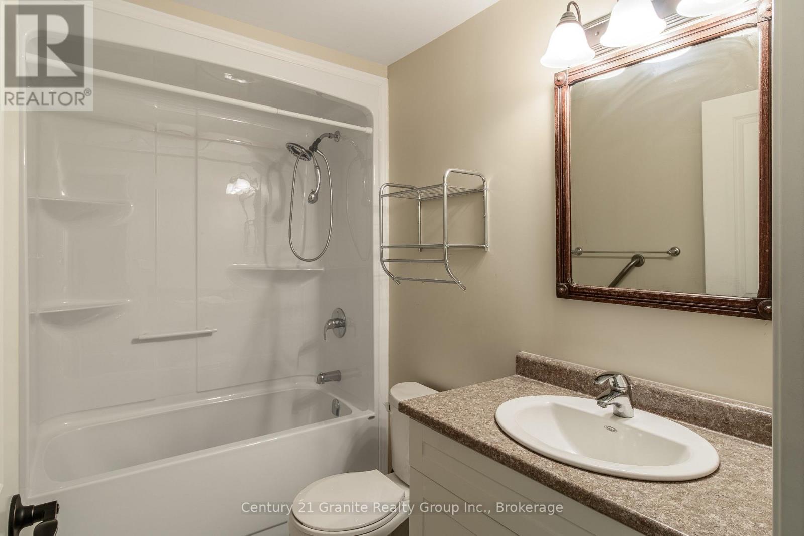 206 - 4 Lake Avenue, Dysart Et Al, Ontario  K0M 1S0 - Photo 15 - X12503248