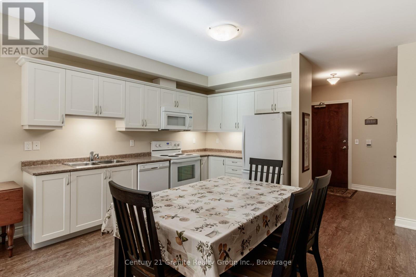 206 - 4 Lake Avenue, Dysart Et Al, Ontario  K0M 1S0 - Photo 6 - X12503248