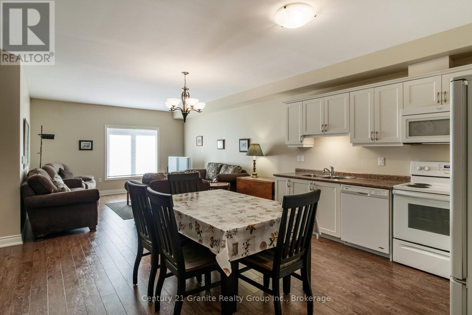 206 - 4 Lake Avenue, Dysart Et Al, Ontario  K0M 1S0 - Photo 7 - X12503248