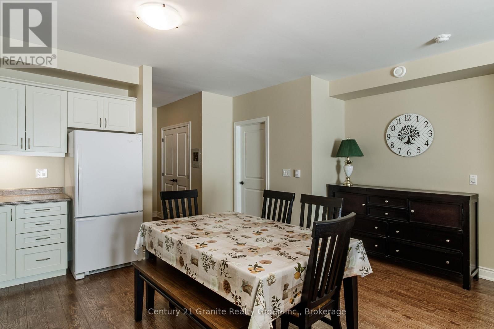 206 - 4 Lake Avenue, Dysart Et Al, Ontario  K0M 1S0 - Photo 8 - X12503248