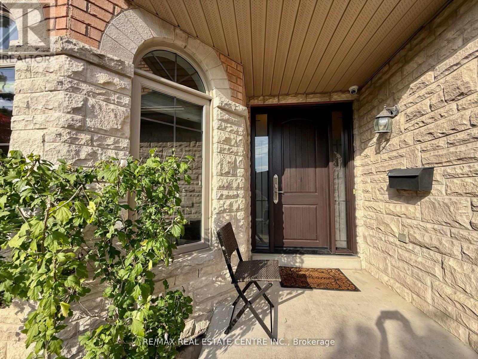 4273 Hickory Drive, Mississauga, Ontario  L4W 1L3 - Photo 3 - W12502806