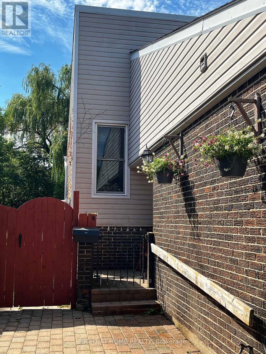 2550 Mainroyal Street, Mississauga, Ontario  L5L 1C9 - Photo 3 - W12502820