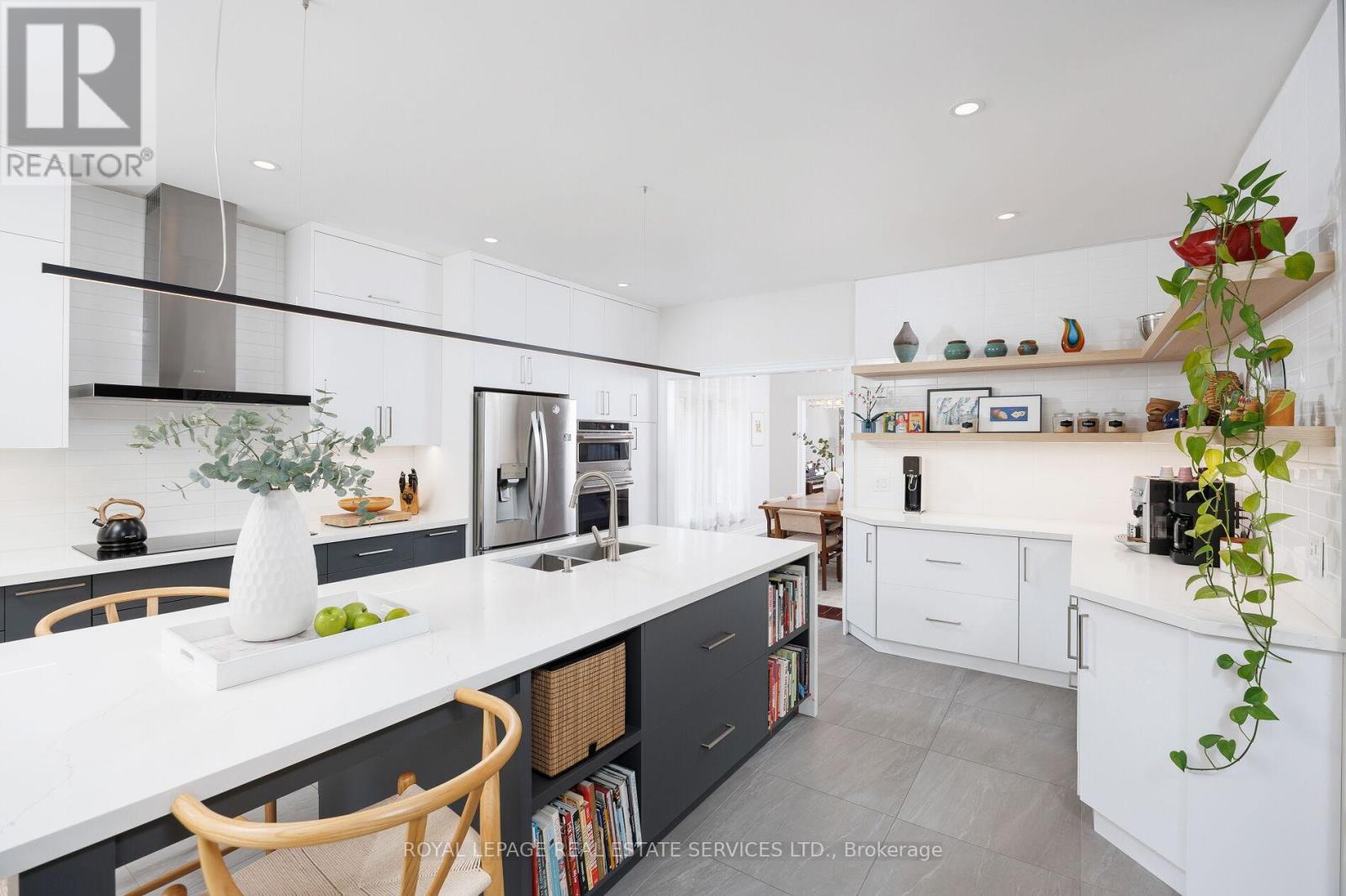 1061 Summit Ridge Drive, Oakville, Ontario  L6M 3K9 - Photo 4 - W12502902