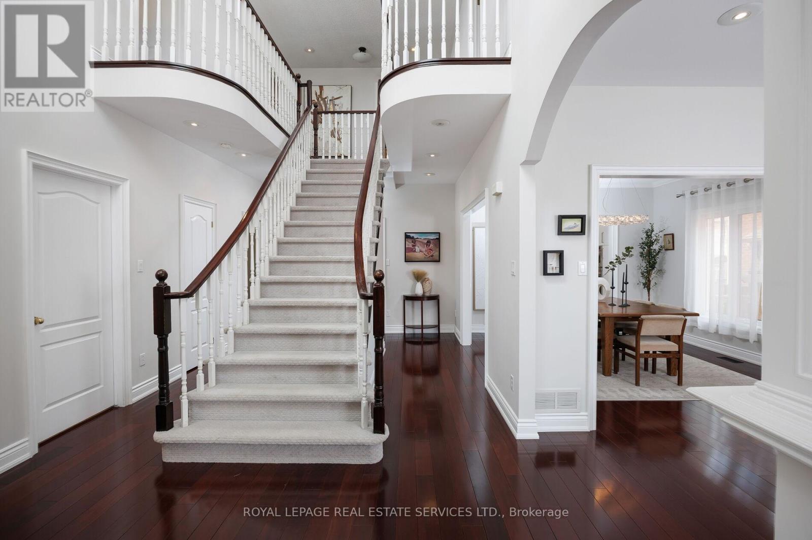 1061 Summit Ridge Drive, Oakville, Ontario  L6M 3K9 - Photo 8 - W12502902