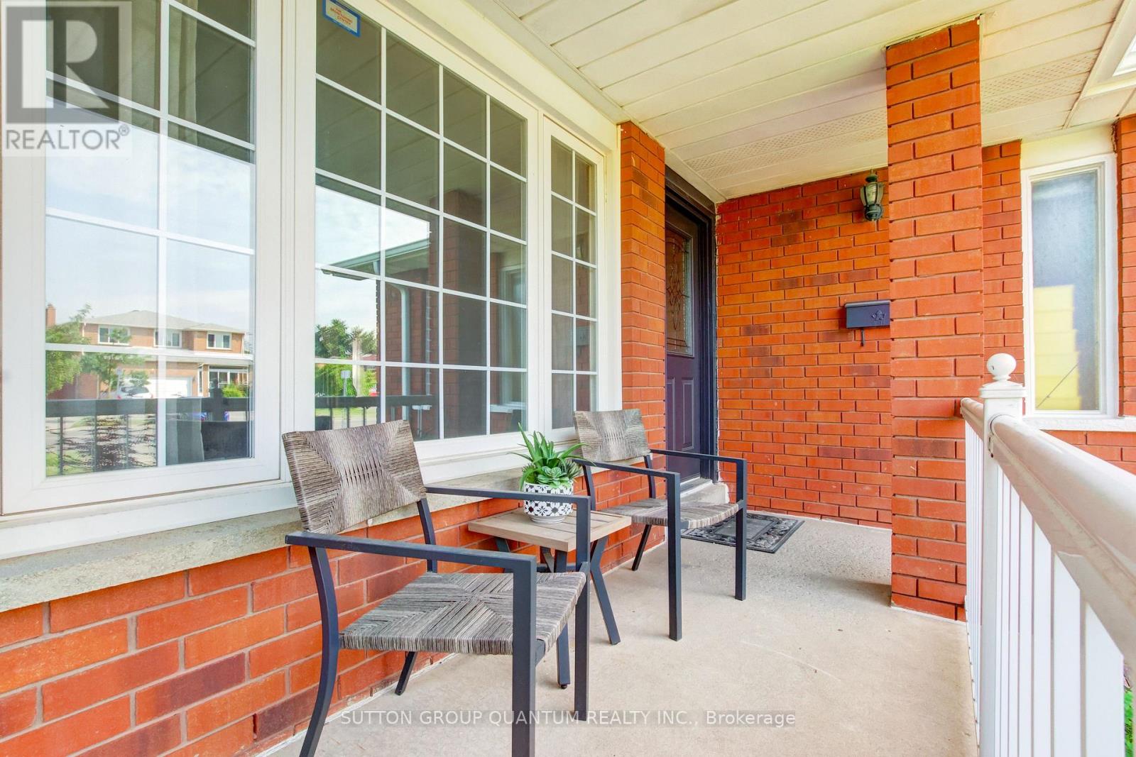 61 Sunforest Drive, Brampton, Ontario  L6Z 2W7 - Photo 2 - W12502934