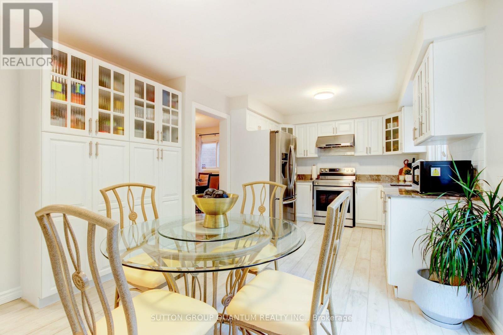 61 Sunforest Drive, Brampton, Ontario  L6Z 2W7 - Photo 9 - W12502934