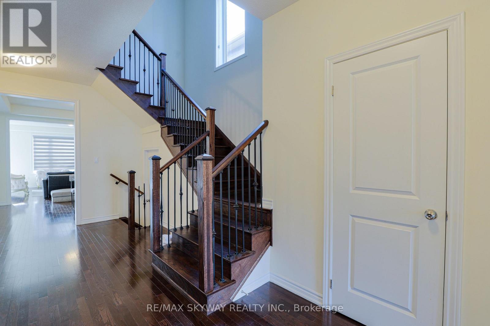 379 Valleyway Drive, Brampton, Ontario  L6X 5S7 - Photo 6 - W12502938