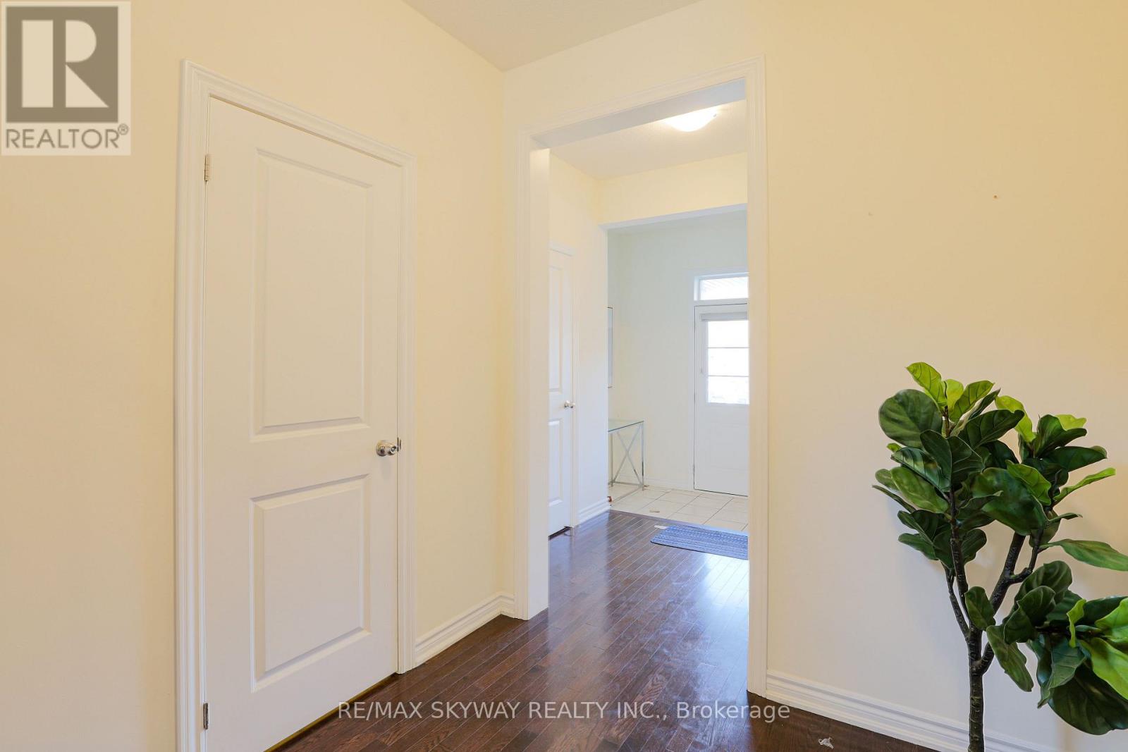 379 Valleyway Drive, Brampton, Ontario  L6X 5S7 - Photo 7 - W12502938