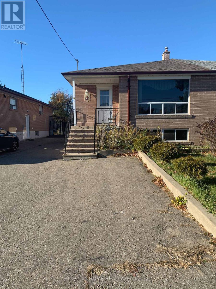 24 DEAN STREET, Brampton, Ontario