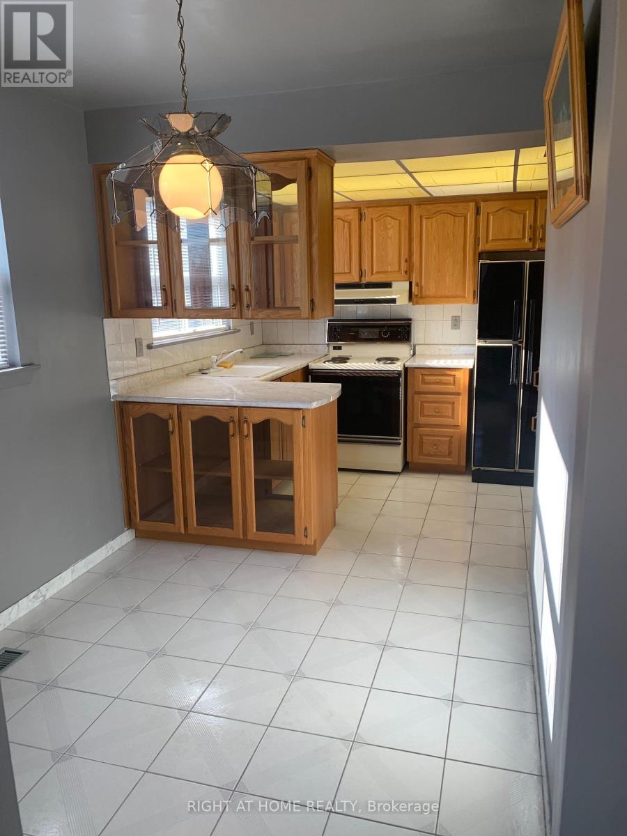 24 Dean Street, Brampton, Ontario  L6W 1M6 - Photo 3 - W12503016