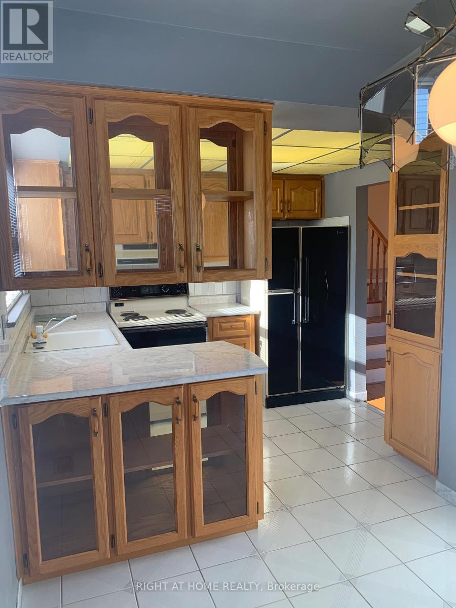 24 Dean Street, Brampton, Ontario  L6W 1M6 - Photo 4 - W12503016