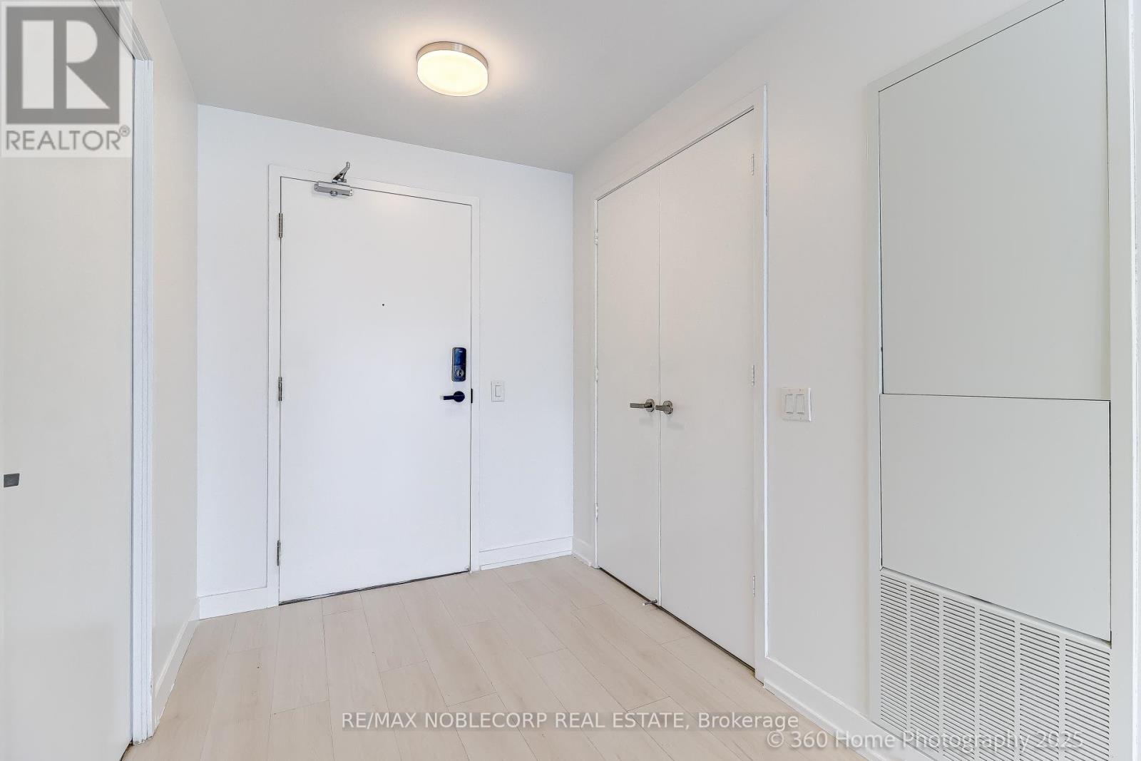 2912 - 3900 Confederation Parkway, Mississauga, Ontario  L5B 0M3 - Photo 19 - W12503138