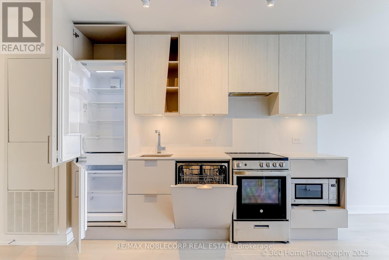 2912 - 3900 Confederation Parkway, Mississauga, Ontario  L5B 0M3 - Photo 3 - W12503138