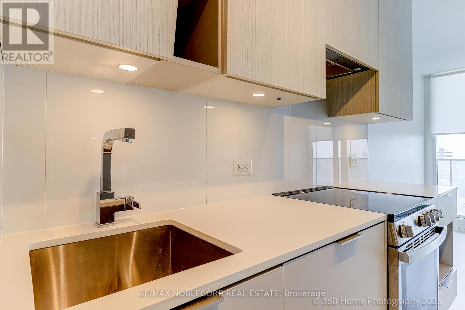 2912 - 3900 Confederation Parkway, Mississauga, Ontario  L5B 0M3 - Photo 4 - W12503138