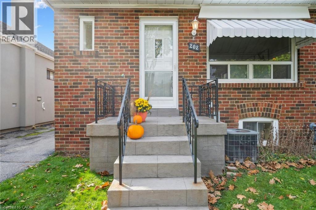 Property at 202 ALDERBRAE Avenue image 4