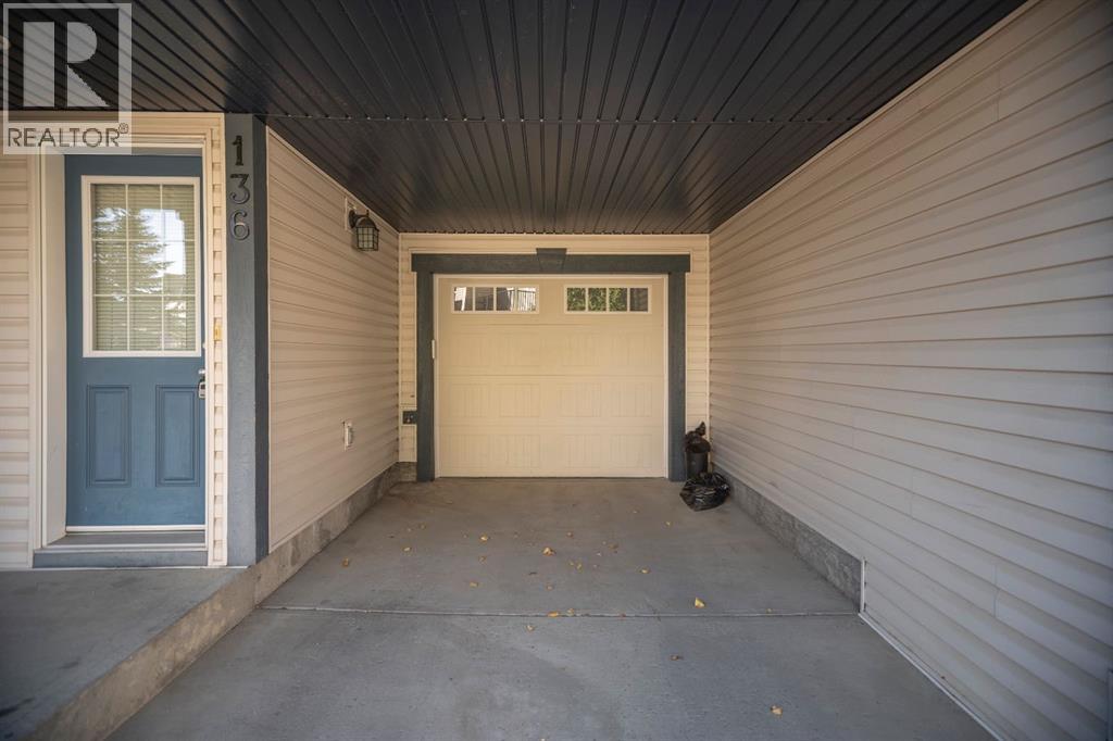 136 New Brighton Point Se, Calgary, Alberta T2Z 1B7 - Photo 2 - A2260559