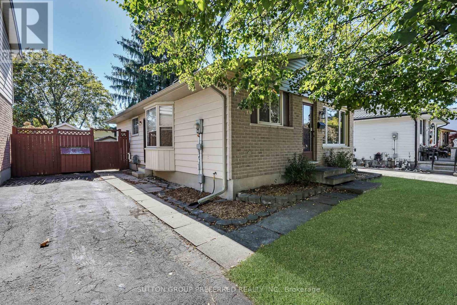 34 Hearthside Place, London East, Ontario  N5V 3N1 - Photo 2 - X12465583