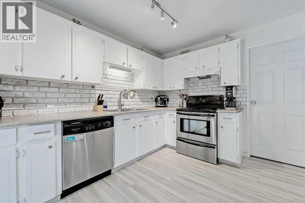 102 Sabrina Road Sw, Calgary, Alberta  T2W 2T1 - Photo 5 - A2262585