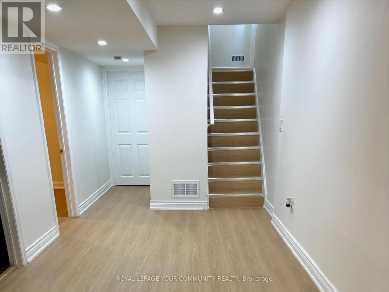 18 Macbride Crescent, Vaughan, Ontario  L6A 3R2 - Photo 9 - N12441706