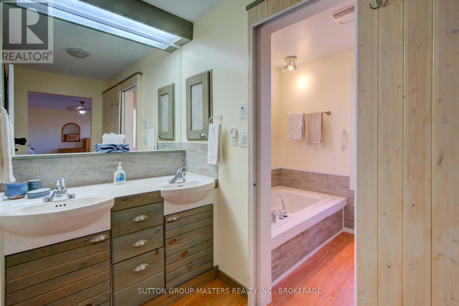 8 Hawley Court, Loyalist (Bath), Ontario  K0H 1G0 - Photo 29 - X12503280